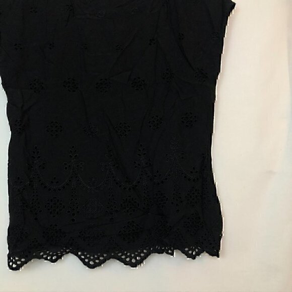 NWOT VINCE CAMUTO Scalloped Eyelet Top Solid Black Blouse Short Sleeve Viscose - Picture 4 of 7
